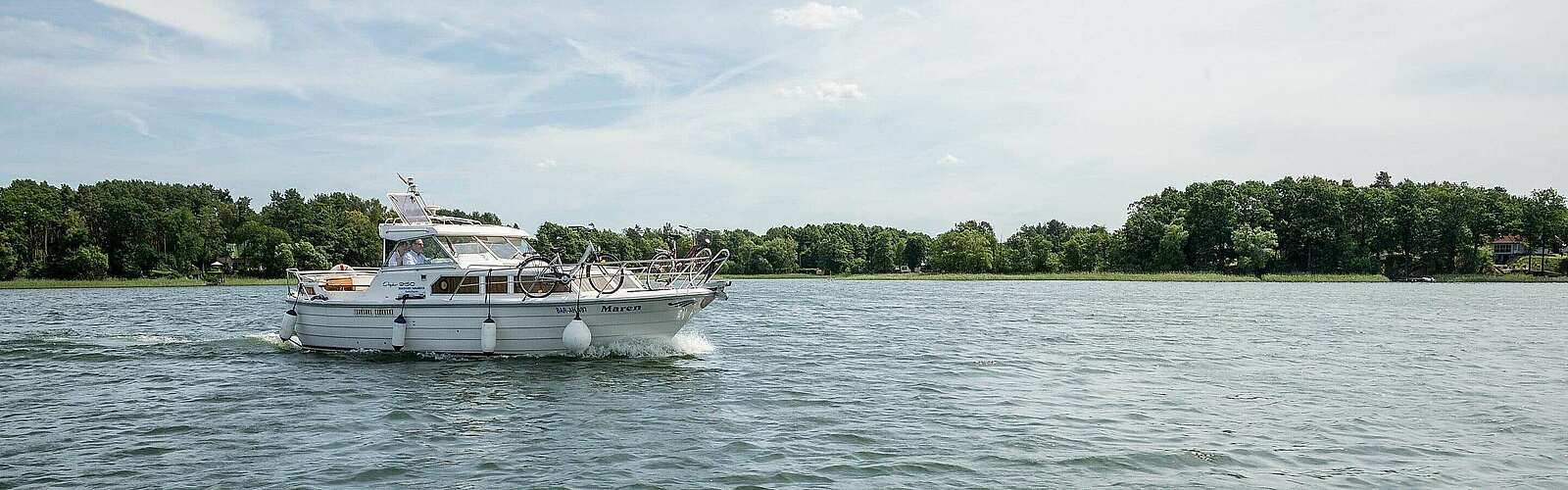 Hausboot auf einem See,
            
        
                Foto: Tourismusverband Ruppiner Seenland e.V./Studio Prokopy