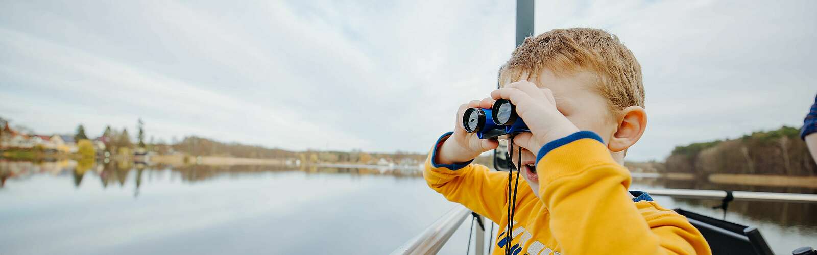 Blick durchs Fernglas,
            
        
                Foto: Tourismusverband Ruppiner Seenland e.V./Julia Nimke