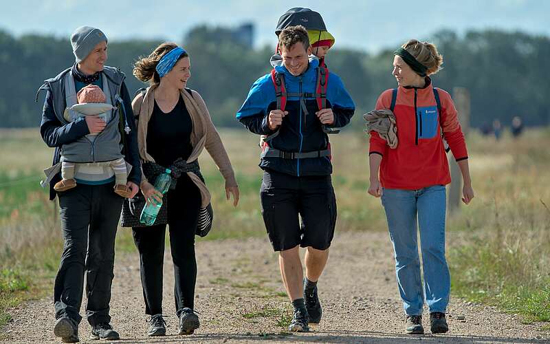 



    
        
                Familienwanderung,
            
        
                Foto: Tourismusverband Ruppiner Seenland e.V./Jannika Olesch
            
    
