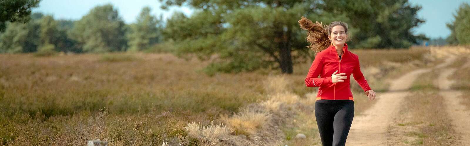 Joggerin in der Kyritz-Ruppiner Heide,
            
        
                Foto: Freiraum Ruppiner Land (Gefördert aus Mitteln des Bundes und des Landes Brandenburg im Rahmen der Gemeinschaftsaufgabe: „Verbesserung der regionalen Wirtschaftsstruktur“ – GRW-Infrastruktur)/Yannick Schuster