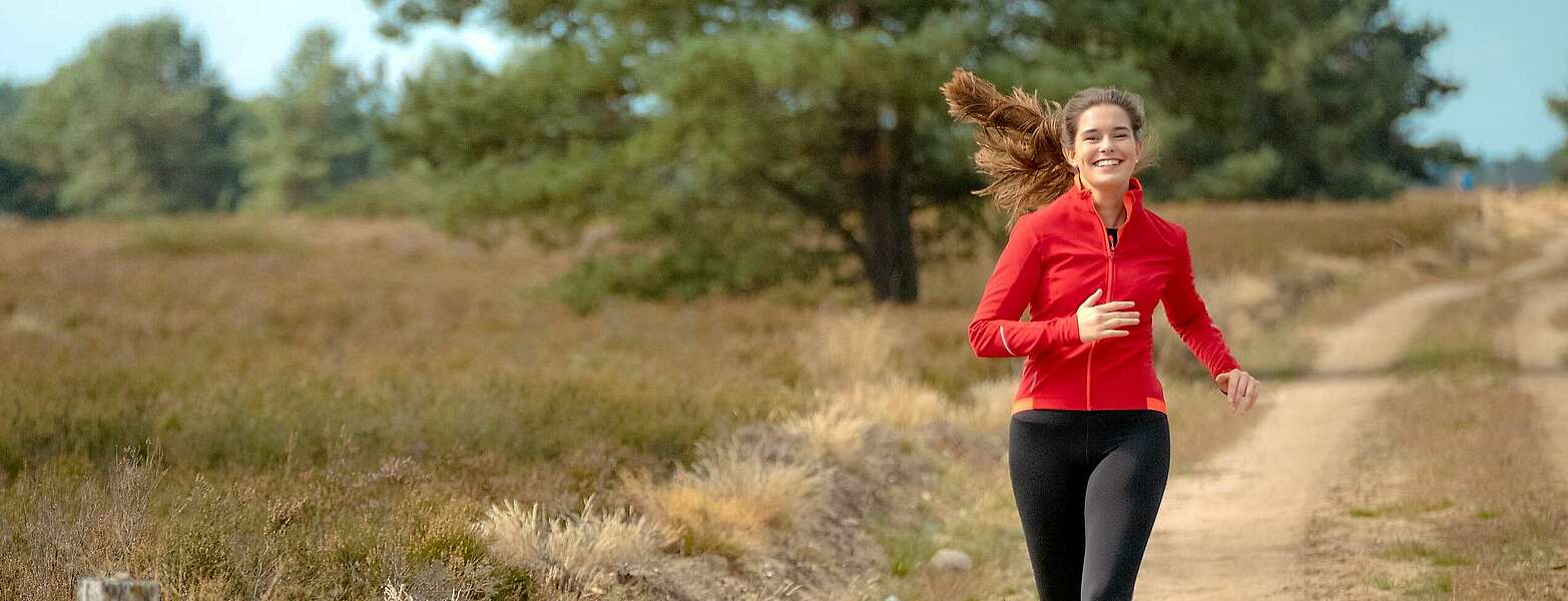 Joggerin in der Kyritz-Ruppiner Heide,
            
        
                Foto: Freiraum Ruppiner Land (Gefördert aus Mitteln des Bundes und des Landes Brandenburg im Rahmen der Gemeinschaftsaufgabe: „Verbesserung der regionalen Wirtschaftsstruktur“ – GRW-Infrastruktur)/Yannick Schuster