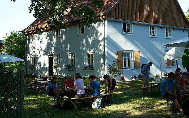 



    
        
                Gunn's Gartencafé in Zermützel,
            
        
                Foto: Tourismusverband Ruppiner Seenland e.V./Thomas Janowitz
            
    
