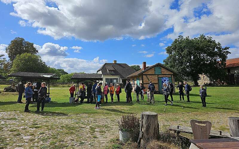 



    
        
                Wanderer auf dem Gut Zernikow,
            
        
                Foto: Tourismusverband Ruppiner Seenland e.V./Jannika Olesch
            
    
