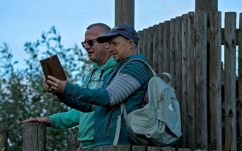 



    
        
                Wanderer auf einem Aussichtsturm,
            
        
                Foto: Tourismusverband Ruppiner Seenland e.V./Jannika Olesch
            
    
