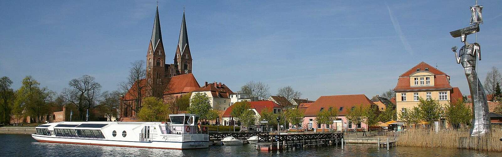 Seepromenade in Neuruppin,
            
        
                Picture: Tourismusverband Ruppiner Seenland e.V./Robert Schenk