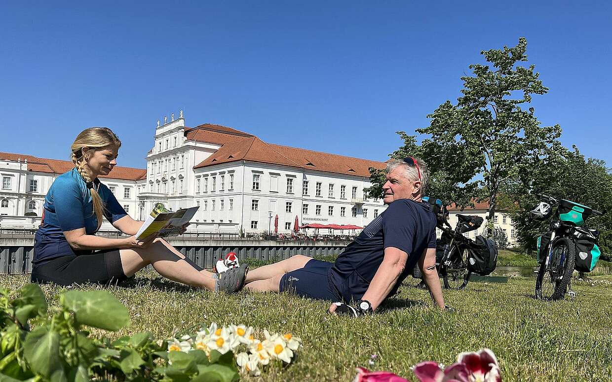 Radfahrer vorm Schloss Oranienburg