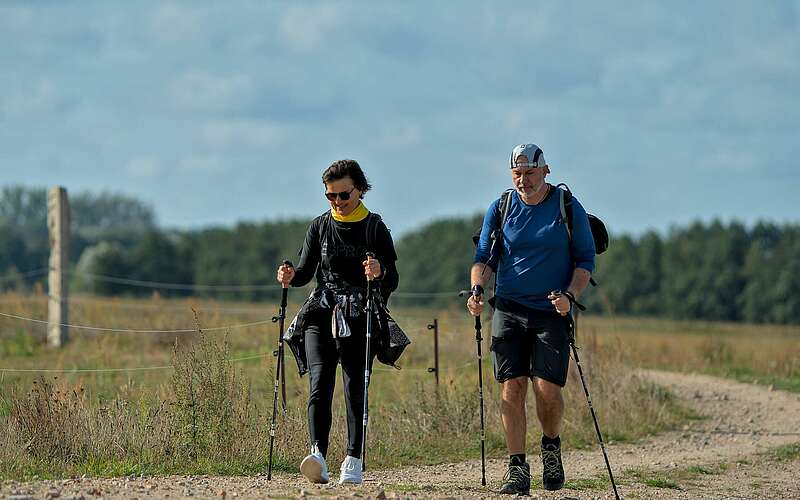 



    
        
                Wanderer auf einem Feld,
            
        
                Foto: Tourismusverband Ruppiner Seenland e.V./Jannika Olesch
            
    
