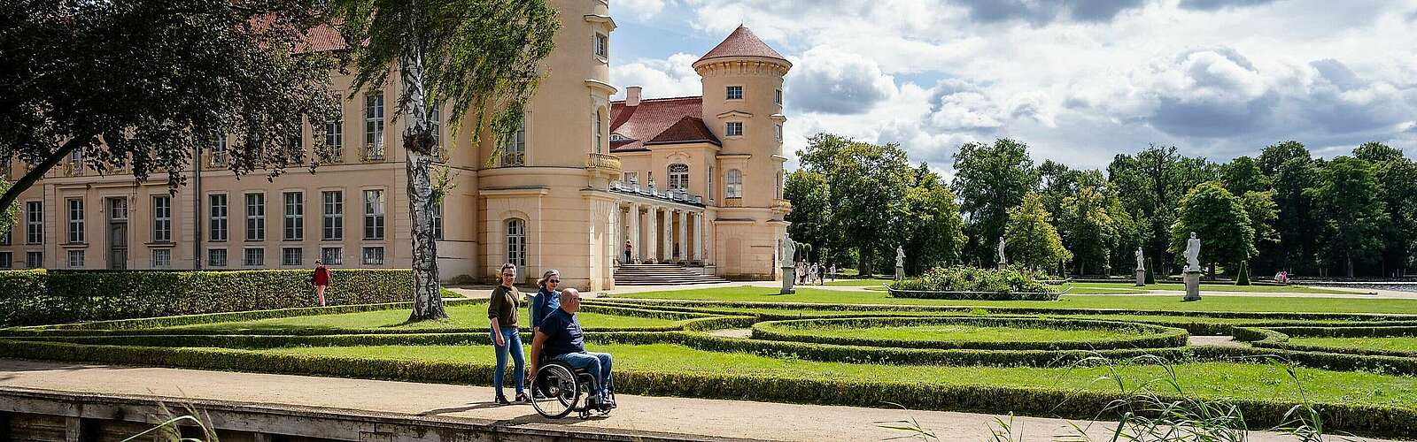 Spaziergang am Schloss Rheinsberg,
            
        
                Foto: Tourismusverband Ruppiner Seenland e.V./Madlen Krippendorf