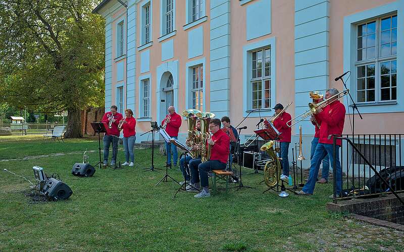 



    
        
                Blaskapelle "Märkisch Blech",
            
        
                Foto: Tourismusverband Ruppiner Seenland e.V./Jannika Olesch
            
    
