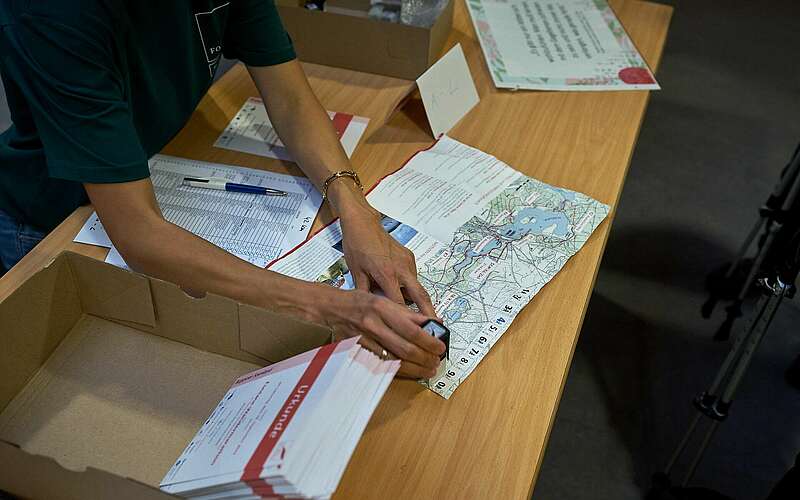 



    
        
                Stempel ins Roadbook,
            
        
                Foto: Tourismusverband Ruppiner Seenland e.V./Thomas Janowitz
            
    
