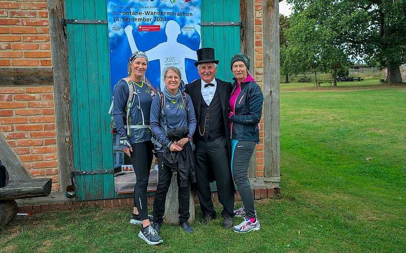 



    
        
                Foto mit Theodor Fontane,
            
        
                Foto: Tourismusverband Ruppiner Seenland e.V./Jannika Olesch
            
    
