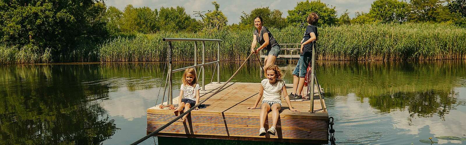 Familie auf einer Seilfähre,
            
        
                Foto: TMB Tourismus-Marketing Brandenburg GmbH/Julia Nimke