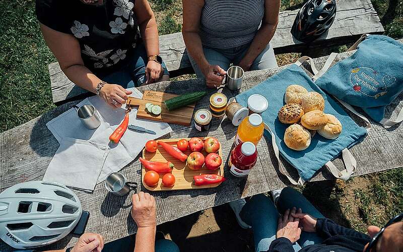 



    
        
                Picknick in Meseberg,
            
        
                Foto: pro agro e.V./Nazariy Kryvosheyev
            
    
