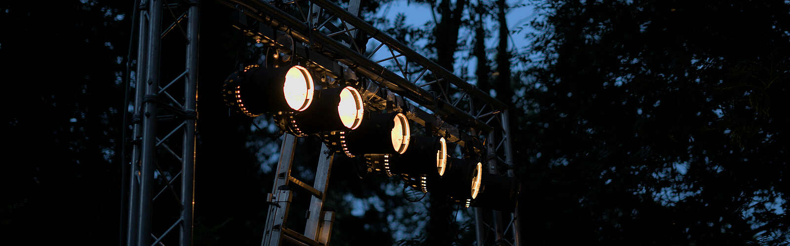 Bühnenscheinwerfer bei Nacht,
            
        
                
                
                    Foto: Jannika Olesch