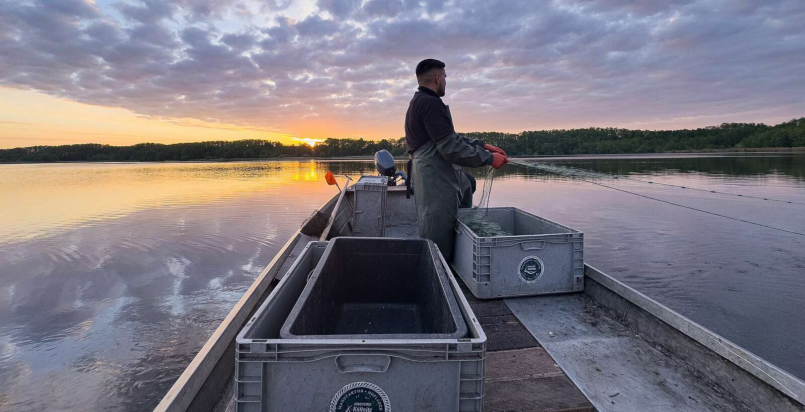 Fischer Fuhrmann beim Fischen,
            
        
                Foto: TMB Tourismus-Marketing Brandenburg GmbH/Steffen Lehmann