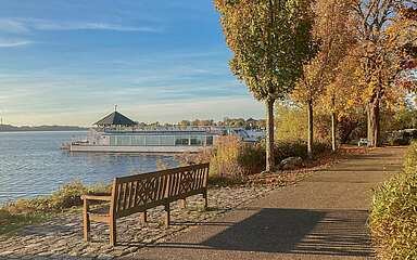 Bank mit Seeblick im Herbst