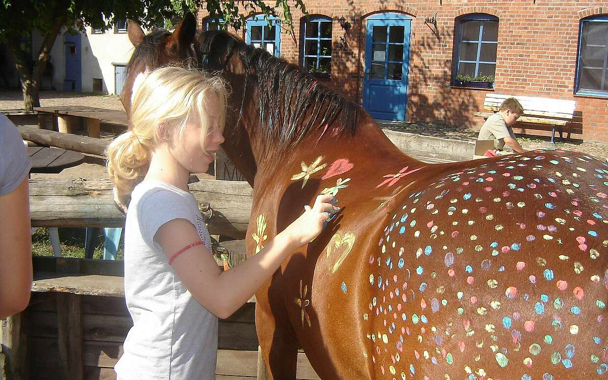 Mädchen mit Pferd auf Reiterhof Briesen