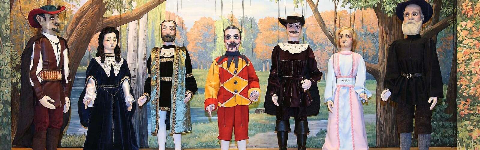 Marionettenpuppen auf der Bühne,
        
    

        Foto: Museum des Mitteldeutschen Wandermarionettentheaters/Kein Urheber bekannt
