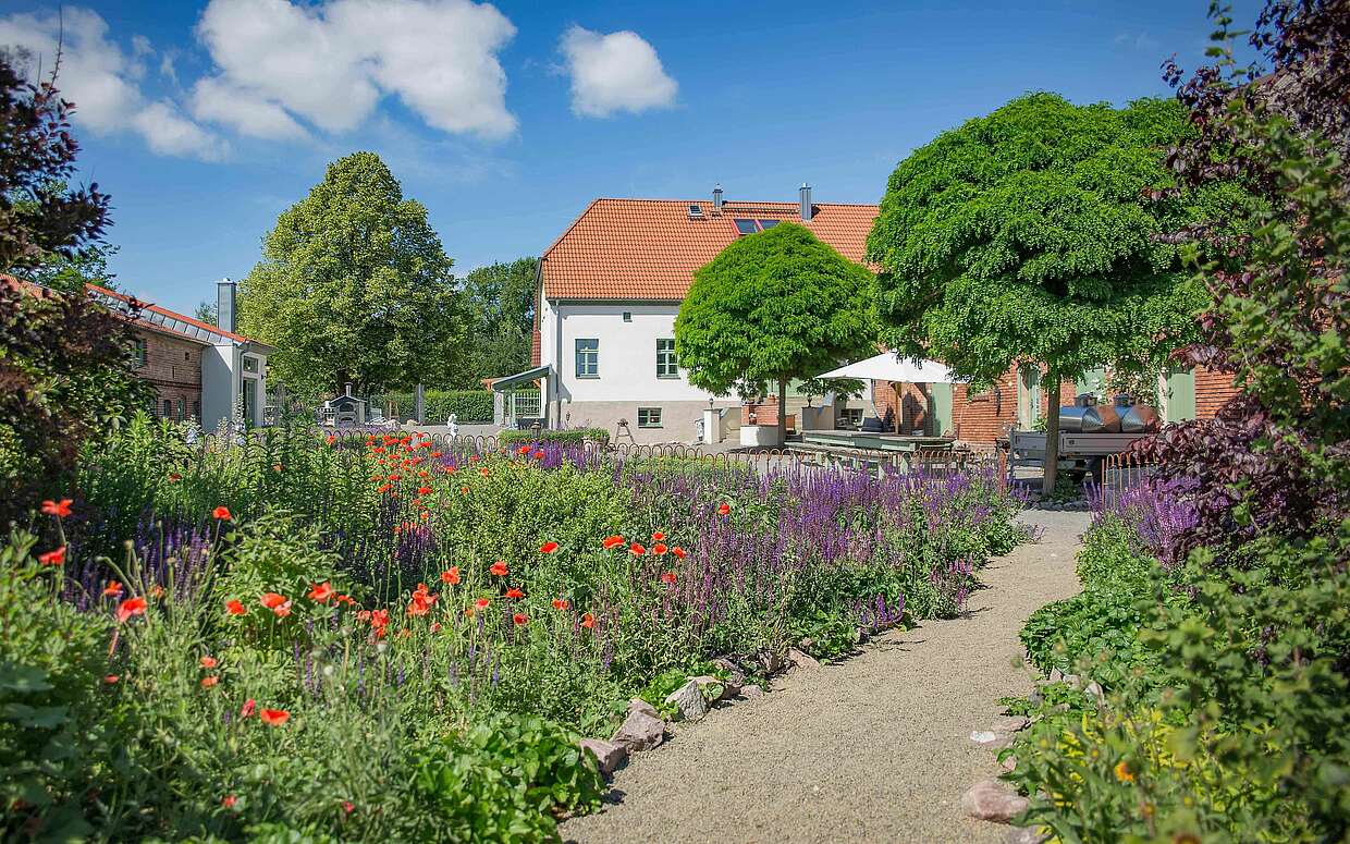 Das Gelände der Landmanufaktur „Königin von Biesenbrow“ ist für Besucher zugänglich. Hier befindet sich neben dem Hofladen auch ein Schaugarten mit 120 verschiedenen Apfelsorten. 