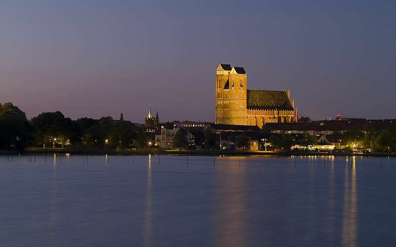 



    
        
                St. Marienkirche im Abendlicht,
            
        
                Foto: Fotograf / Lizenz - Media Import/Klaus-Peter Kappest
            
    
