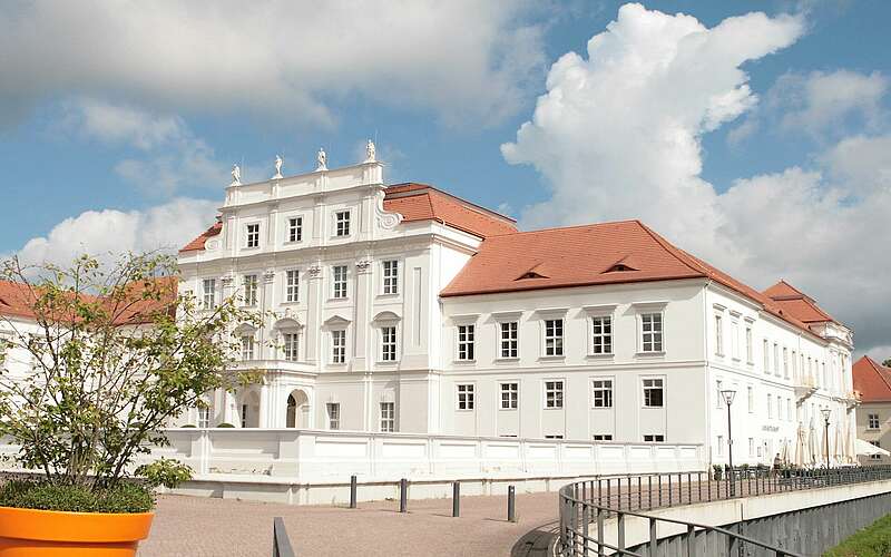 



    
        
                Schloss Oranienburg,
            
        
                Foto: TMB Tourismus-Marketing Brandenburg GmbH/Steffen Lehmann
            
    
