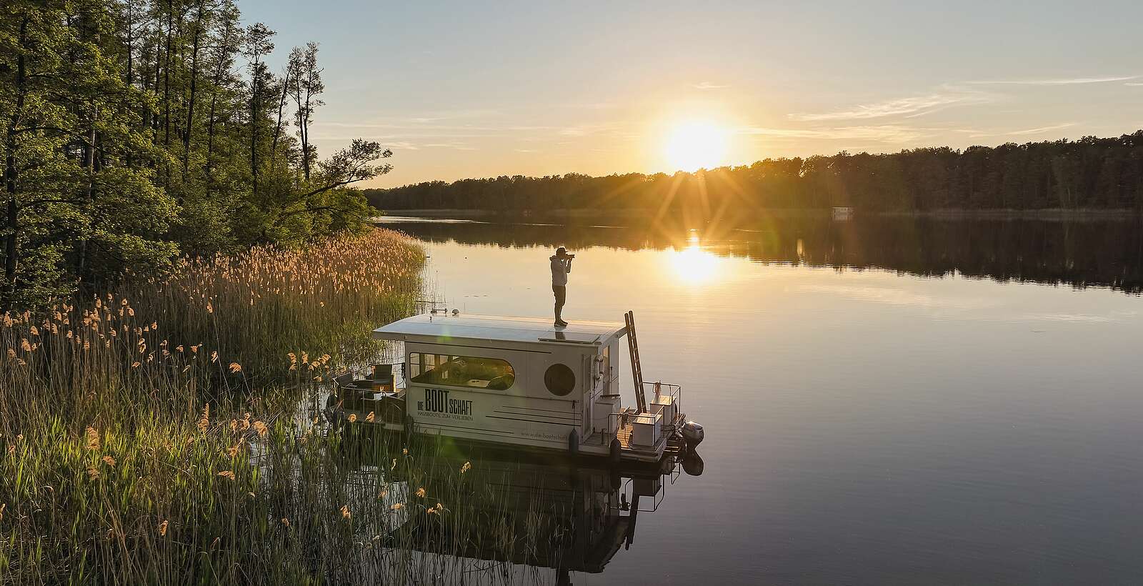 Hausboot im Sonnenuntergang,
                
            
        
                Foto: TMB Tourismus-Marketing Brandenburg GmbH/Steffen Lehmann