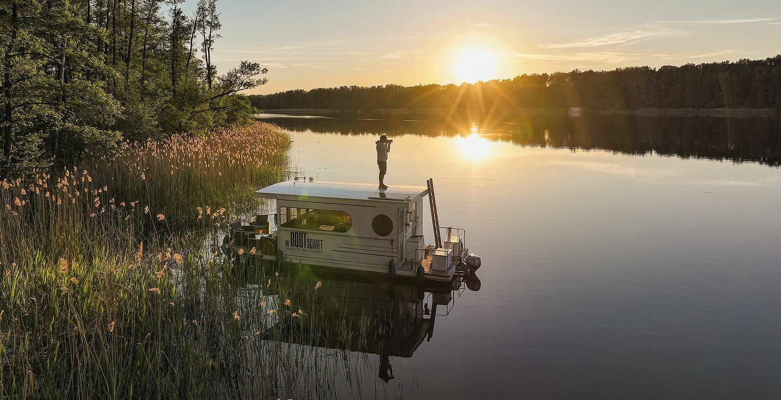 Hausboot im Sonnenuntergang,
                
            
        
                Foto: TMB Tourismus-Marketing Brandenburg GmbH/Steffen Lehmann