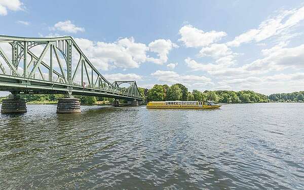 Wassertaxi an der Glienicker Brücke