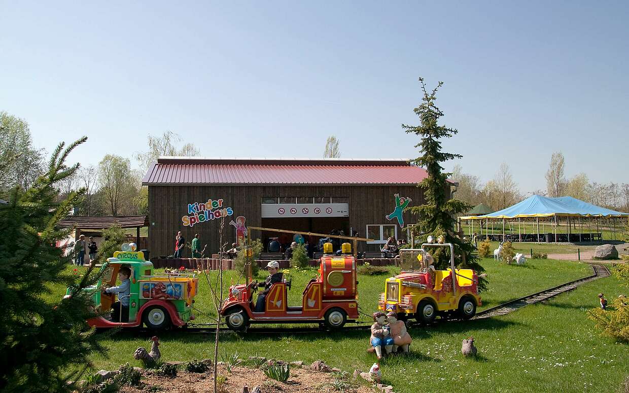 Märchenbahn und Kinderspielhaus im Freizeitpark Germendorf