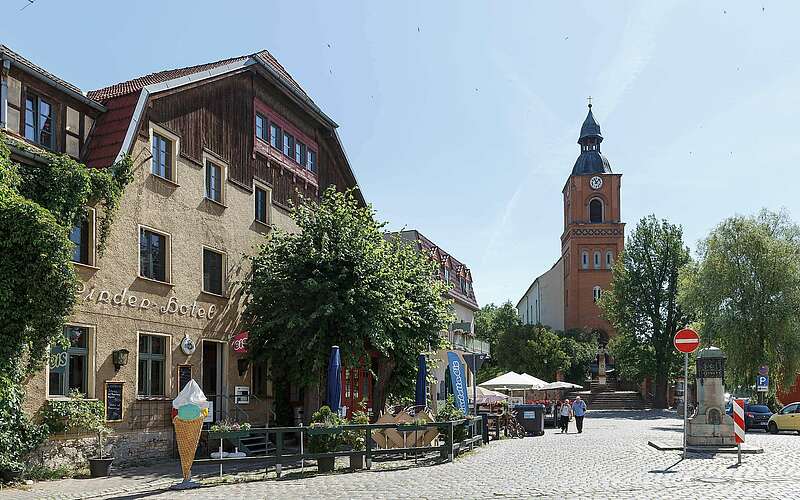 



    
        
                Marktplatz in Buckow,
            
        
                Foto: Fotograf / Lizenz - Media Import/Yorck Maecke
            
    
