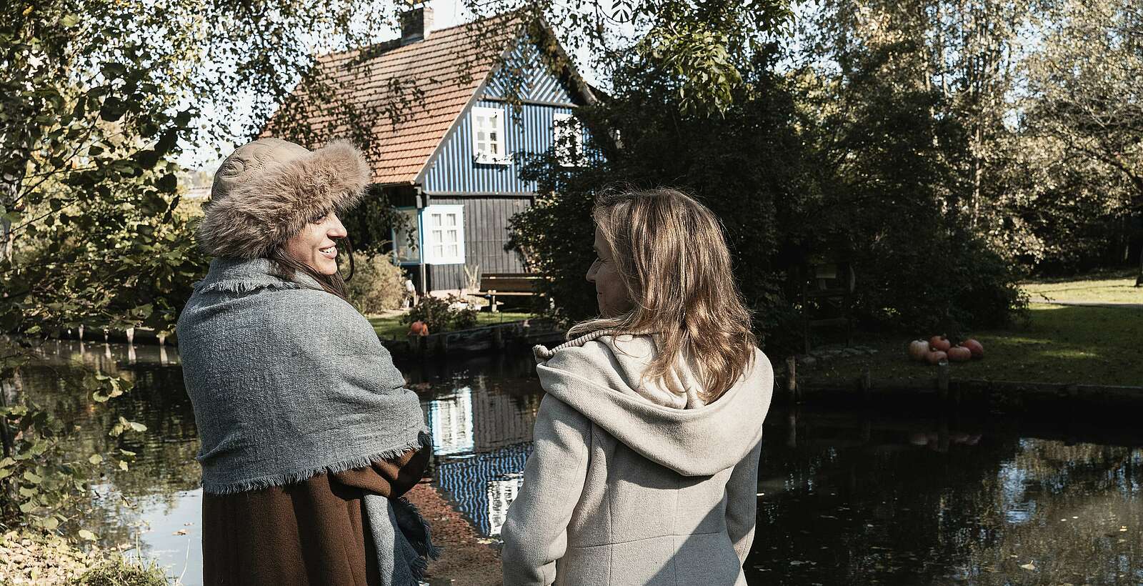 Frauen am Wasser,
            
        
                Foto: TMB Tourismus-Marketing Brandenburg GmbH/Steffen Lehmann