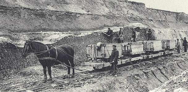 Lorenbahn u. Tonabbau in den Pötterbergen Titzenthaler 1905 Archiv OKMHB N007001_2_3_(2).jpg