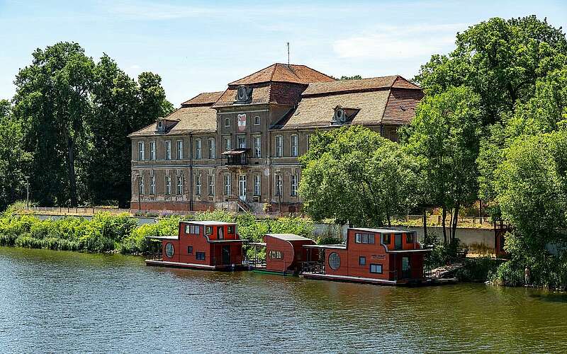 



    
        
                Schloss Plaue,
            
        
                Foto: TMB Tourismus-Marketing Brandenburg GmbH/Steffen Lehmann
            
    
