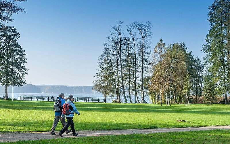 



    
        
                Spaziergänger am Scharmützelsee,
            
        
                Foto: TMB Tourismus-Marketing Brandenburg GmbH/Steffen Lehmann
            
    
