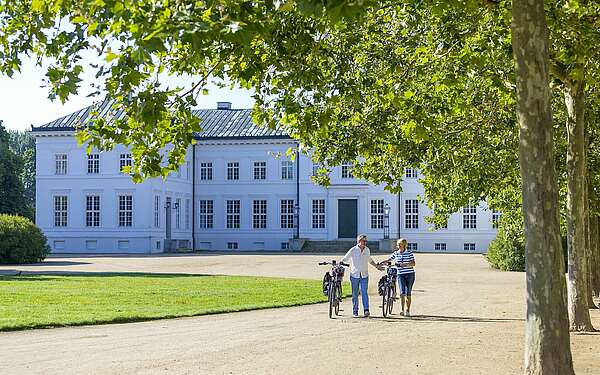 Radfahrer am Schloss Neuhardenberg