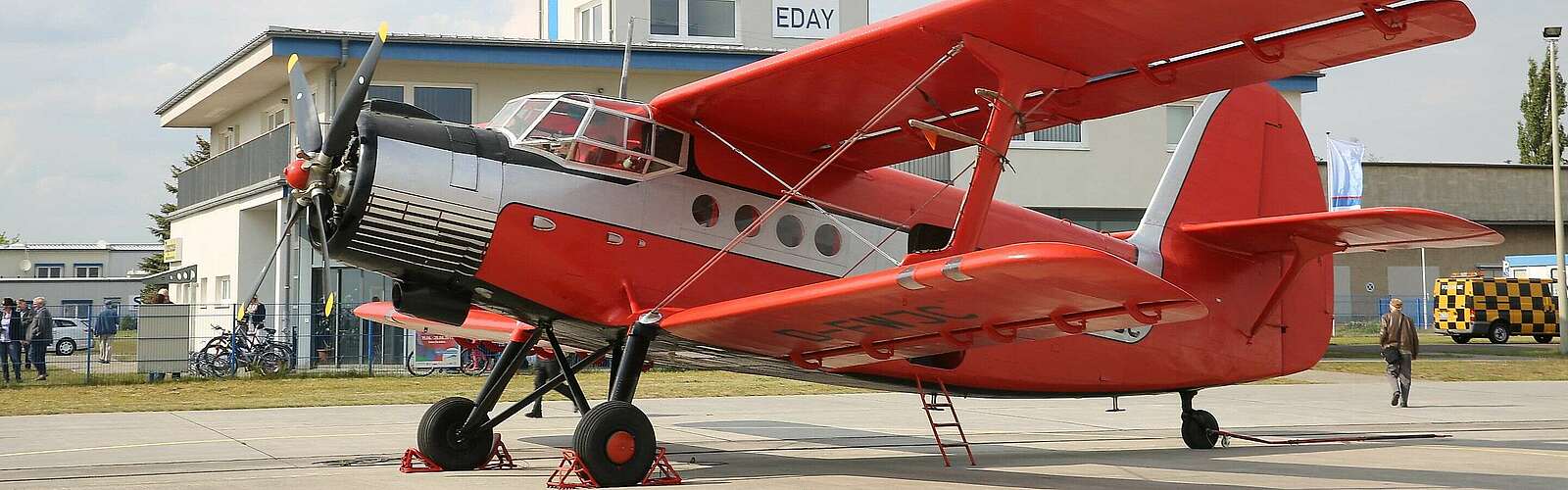 Flugzeug auf dem Flugplatz Strausberg,
            
        
                Foto: Andreas Prinz/Kein Urheber bekannt